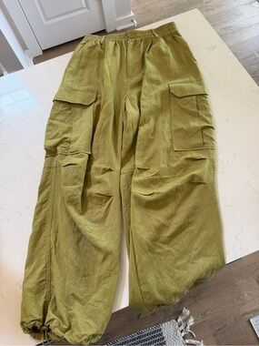 House of Harlow 1960 Cargo parachute Pants in Olive Green - Relaxed Fit